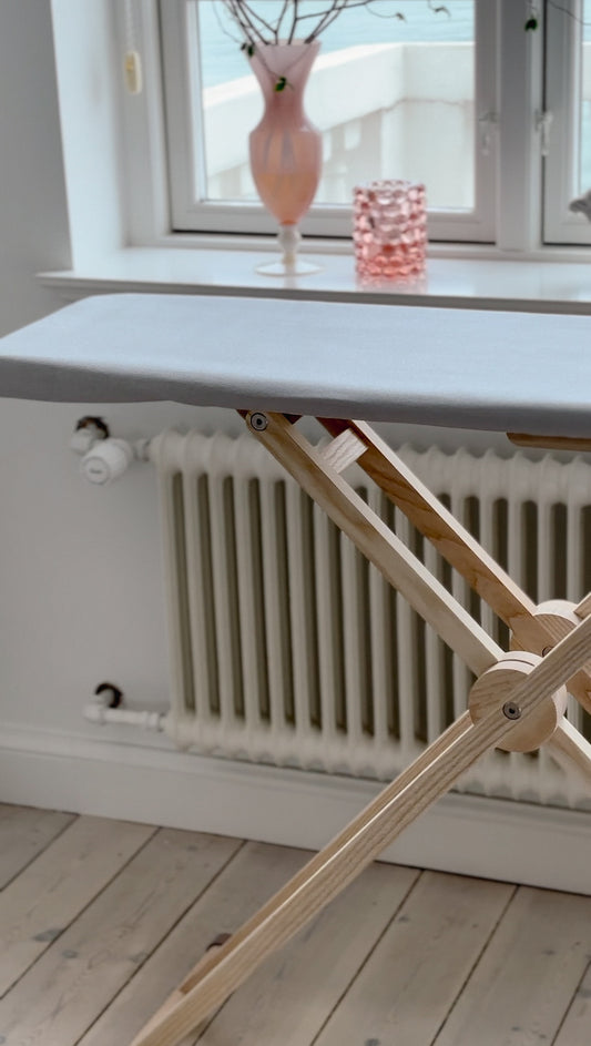 Strygebræt i asketræ incl. 2 covers