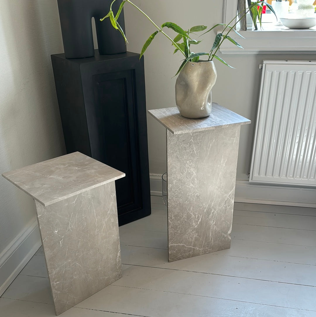 Piedestal Fjer lys grå marmor Wabi Sabi Nordic