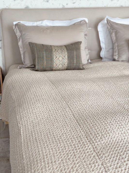 Håndsyet pude m/mønster