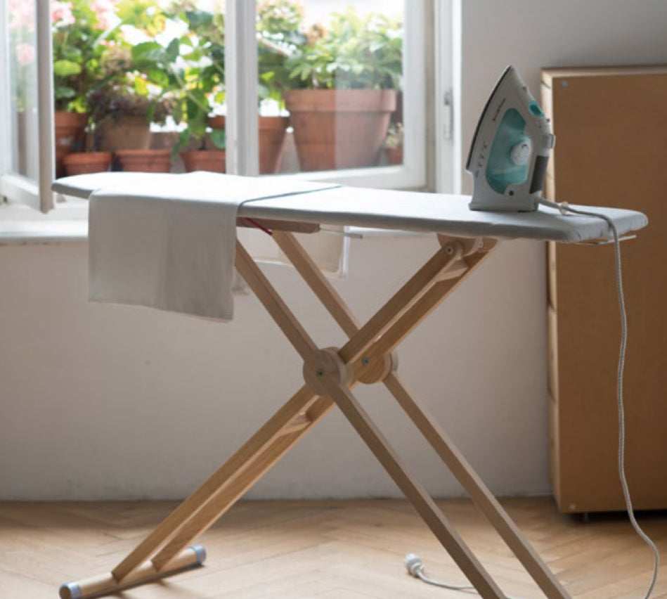 Strygebræt i asketræ incl. 2 covers