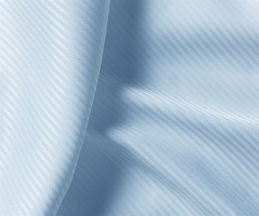 Pudebetræk i lyseblå med smalle striber - satinvævet