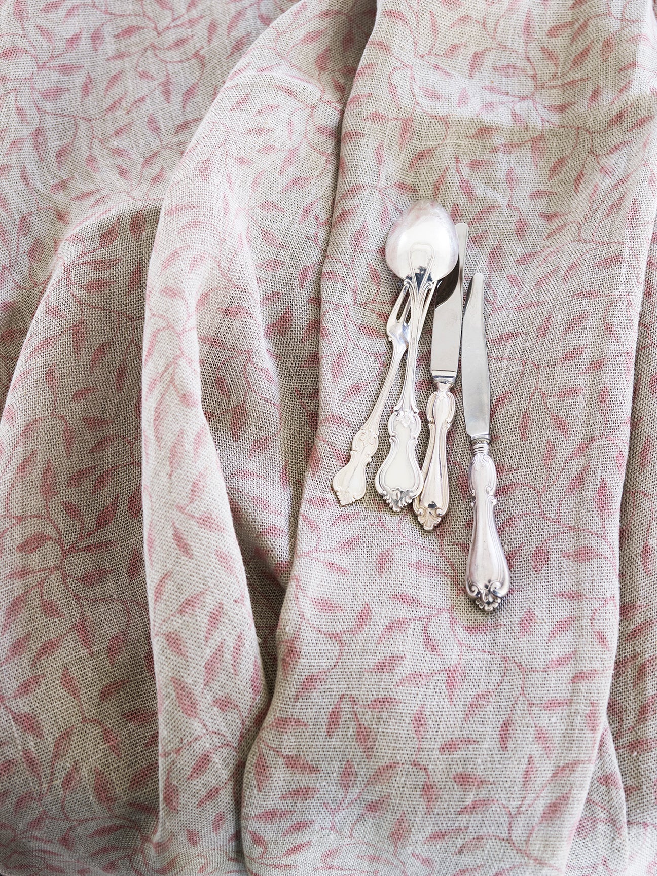 Dug hør, bladprint i rosa og beige