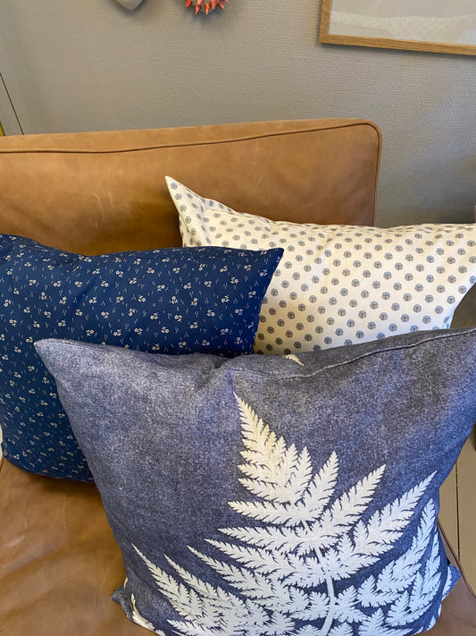 Pyntepude af Vintage stof mørk blå m/råhvide små blomster, Eline Engen