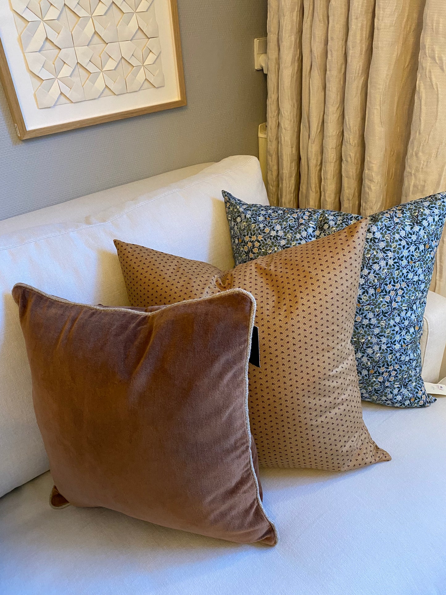 Pyntepude af William Morris stof i de blå farver m/ et strejf af camel og grøn, Eline Engen