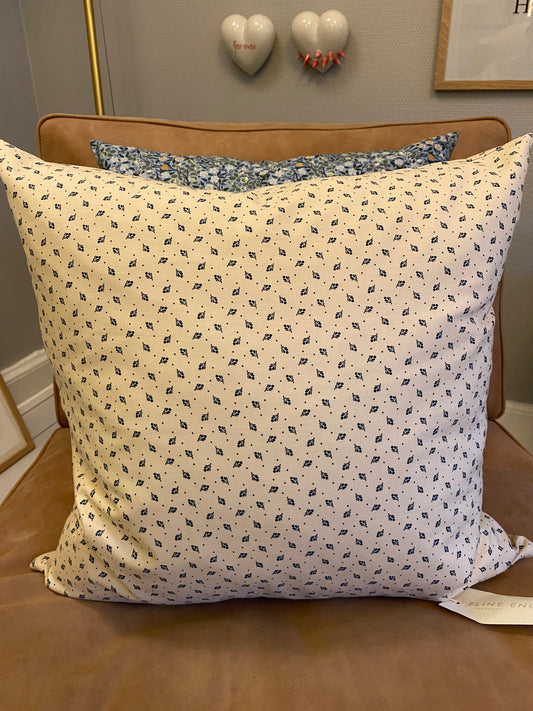 Pyntepude af vintage stof i creme m/mørk grøn blomst, Eline Engen