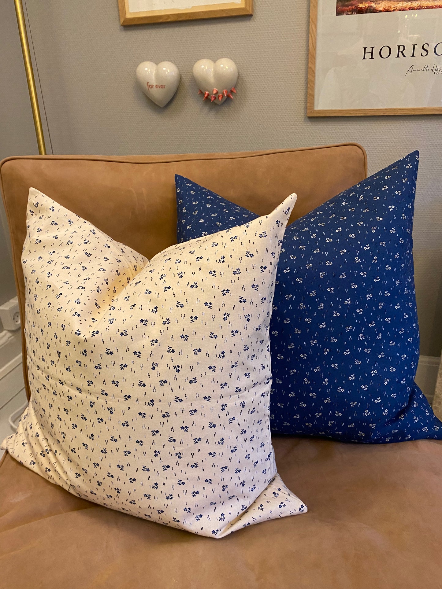 Pyntepude af Vintage stof mørk blå m/råhvide små blomster, Eline Engen