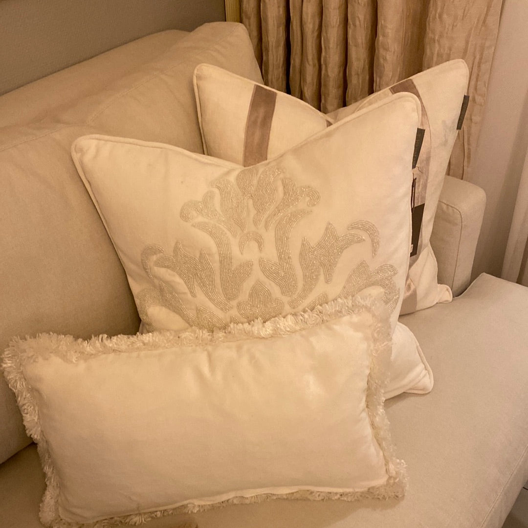 Pyntepude velour m/frynser hvid/OFFWHITE 30*50 T.Herman
