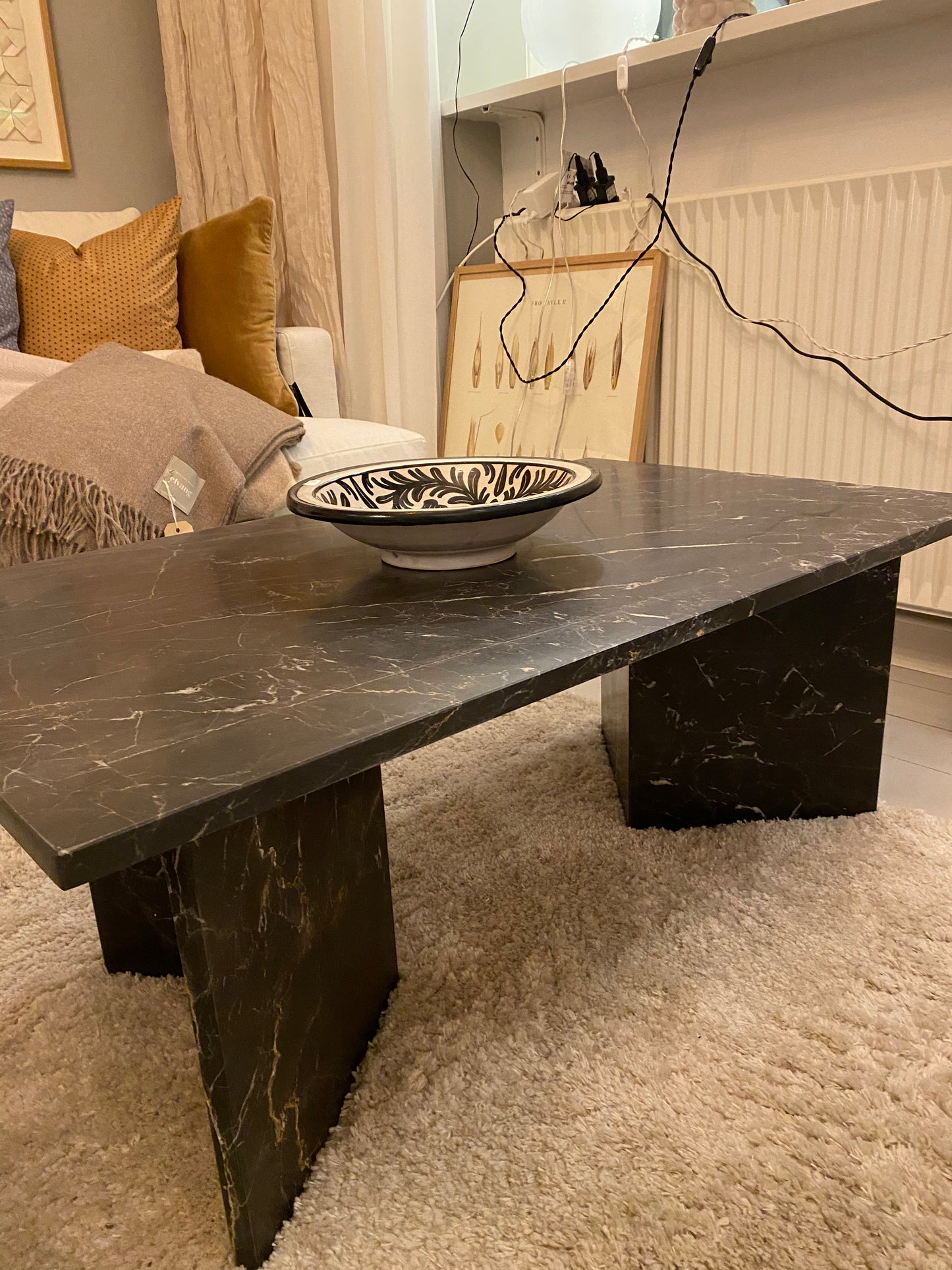 Marmor sofabord Gråsort m/guldstrejf fra Wabi Sabi Nordic