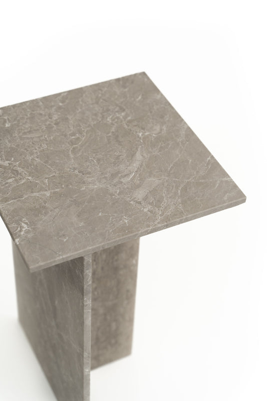 Piedestal Fjer lys grå marmor Wabi Sabi Nordic