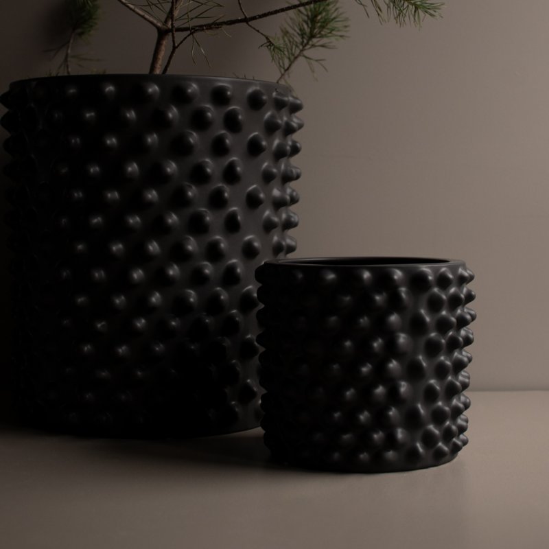 Cloudy dark grey sort potte fra DBKD